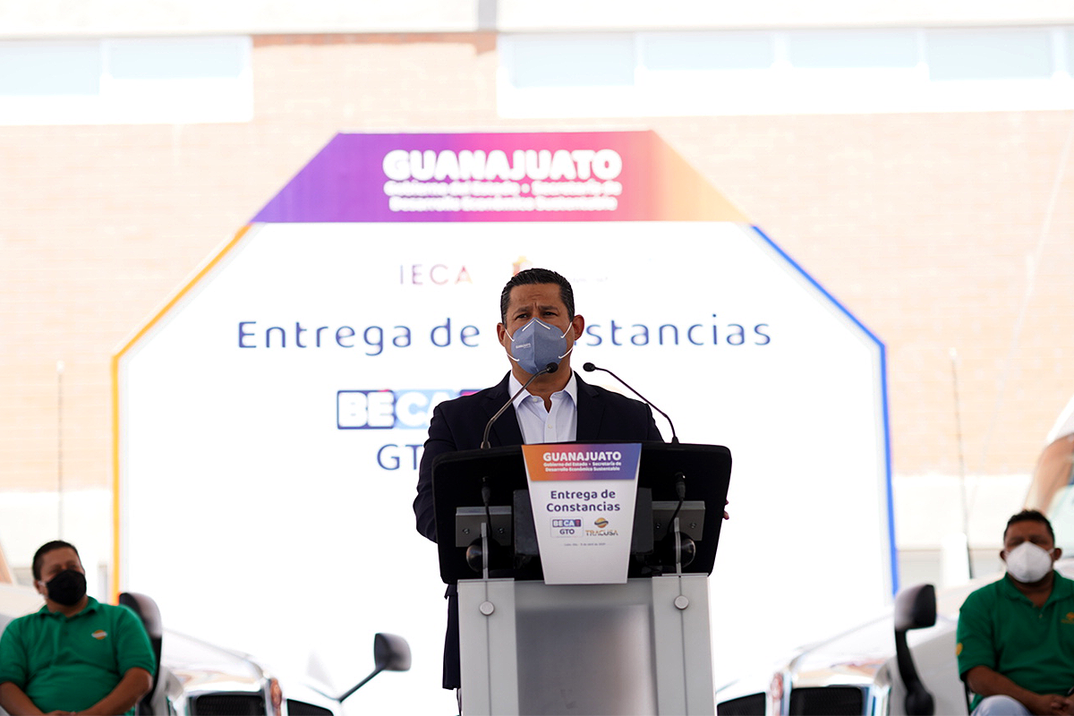 “Estamos conscientes que manejar un vehículo de estos no es fácil. Y también, de que su trabajo significa mucho para que esta sociedad siga funcionando. Es una labor que requiere de capacitación, concentración y preparación, y esto ilustra el conjunto de habilidades y saberes que hoy tienen”, dijo.