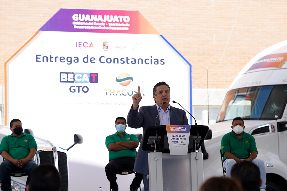 Dijo que gracias a las gestiones de CANACAR se logró no solo que las armadoras de vehículos pesados creyeran en el proyecto y sigan entregando en comodato camiones y simuladores para la capacitación, sino que los Centros de Formación, como el IECA no solo emitan certificados, sino que los planteles fueran reconocidos por la SCT para la expedición de licencias.