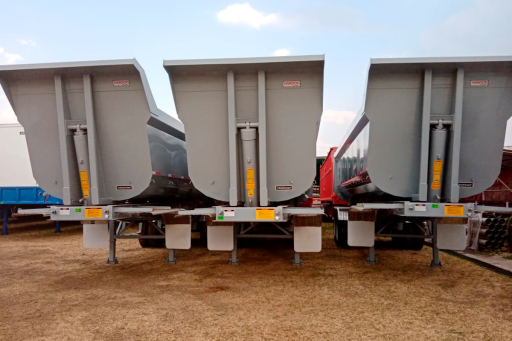 La misión de Fruehauf es diseñar y fabricar equipos para el transporte de acuerdo con los requerimientos específicos de cada uno de nuestros clientes y en esta ocasión Fletes Hesa, solicitó la producción de sus cajas tolvas con acero Hardox 450 de SSAB ya que estarán realizando operaciones severas como la minería.