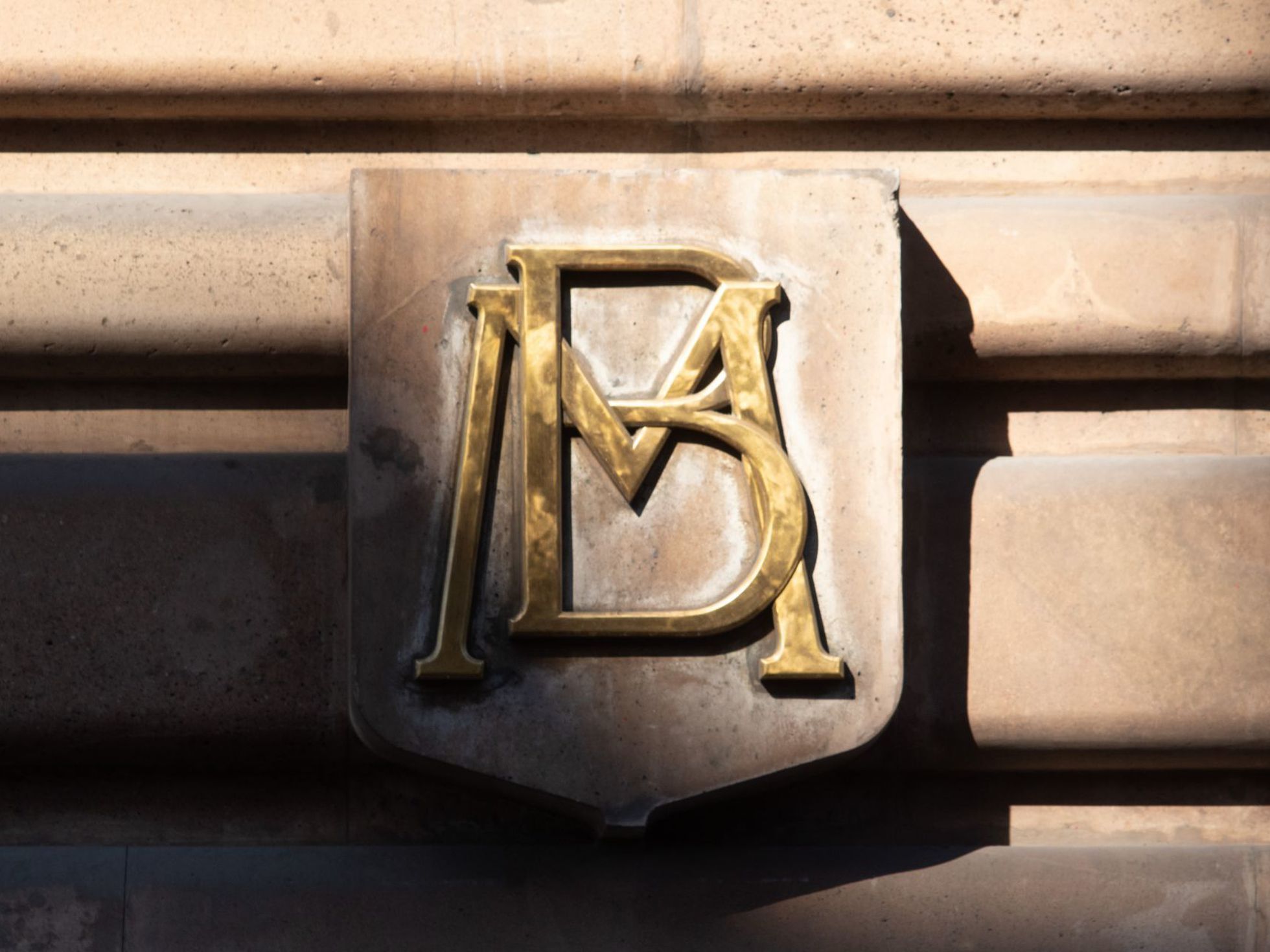 Banxico eleva tasa de interés en 75 puntos base